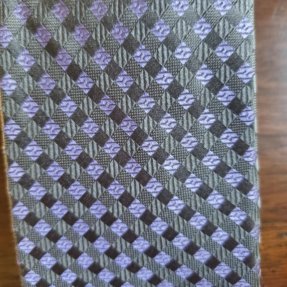 Micheal Kors - Silk Tie - With Purple Geometric Design